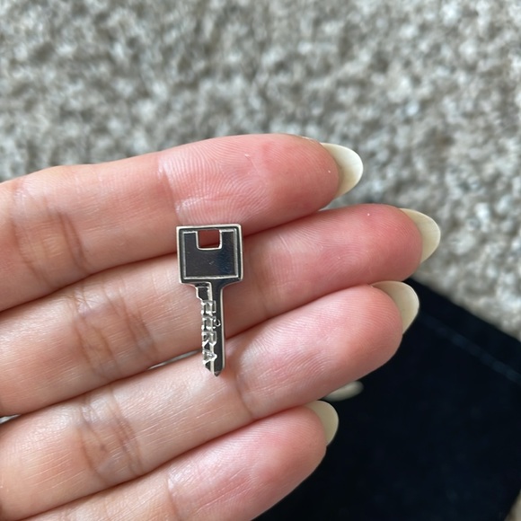 EERA Key White Gold Diamond Single Earring - Picture 10 of 17